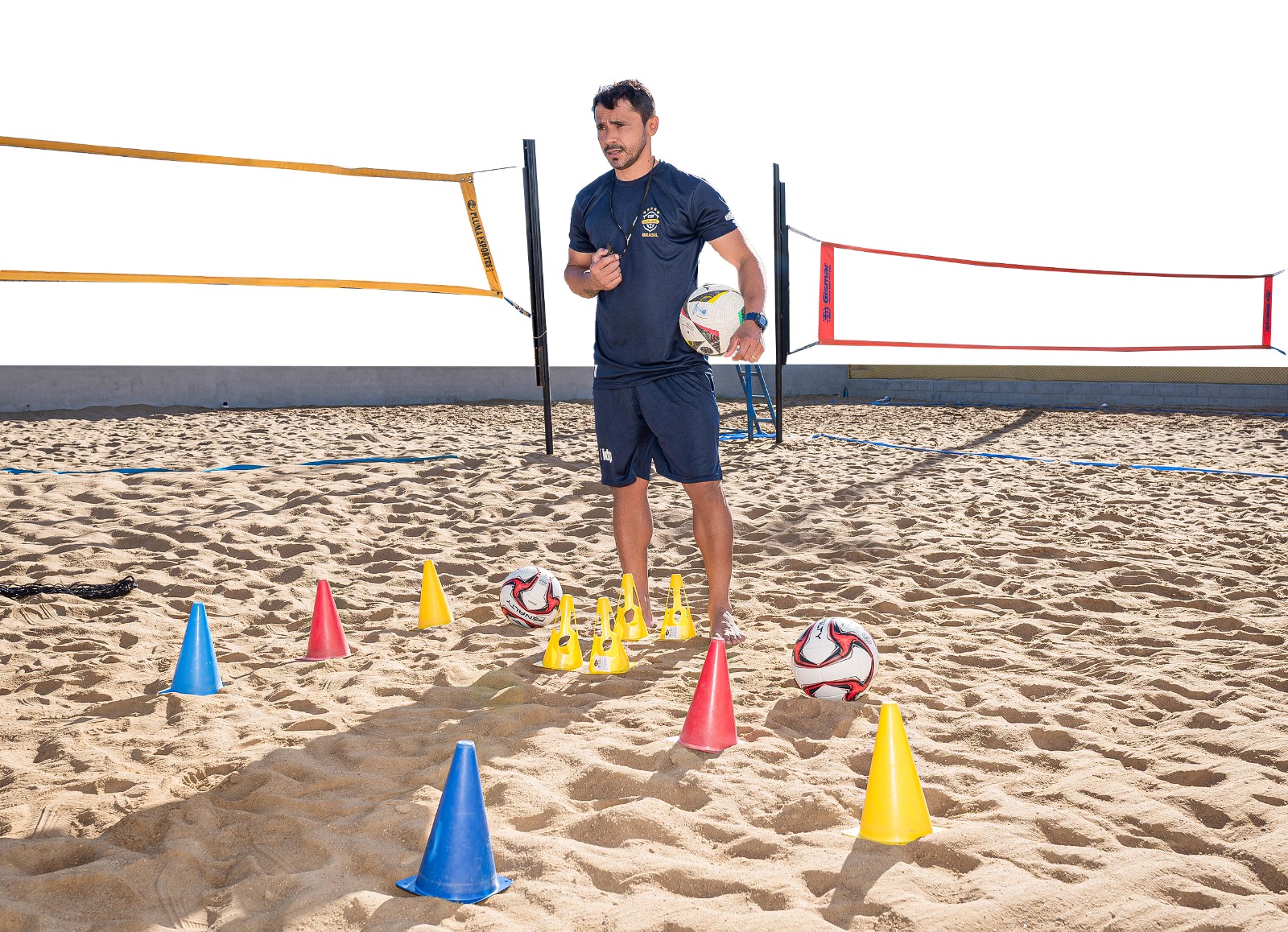 José Lima conduzindo treinamento na areia com bolas e cones