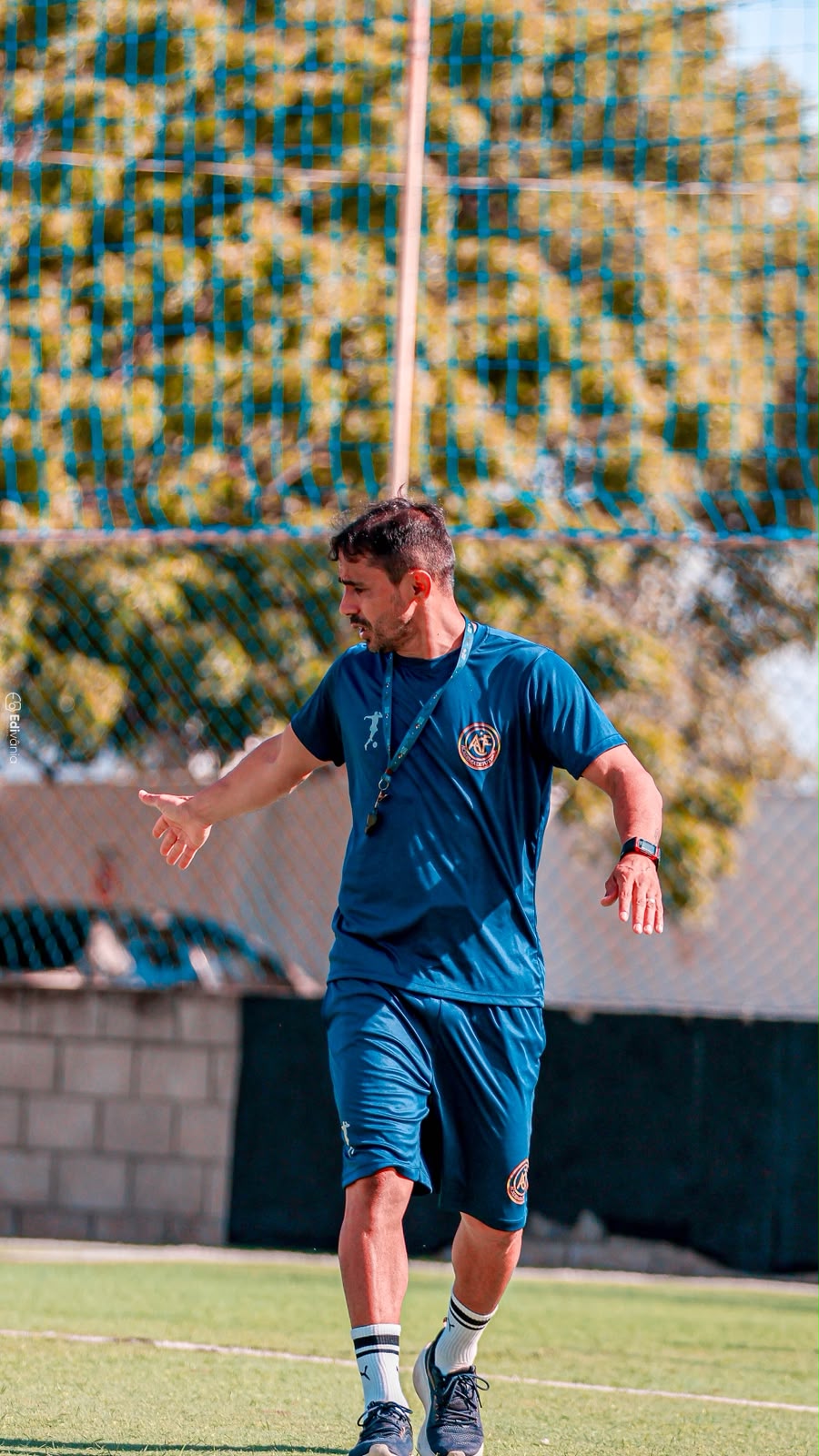 José Lima orientando um treinamento em campo